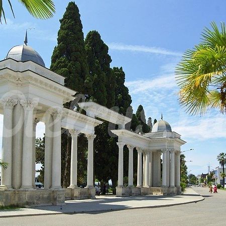 Guest House Belyi Lebed Sukhumi Exterior photo